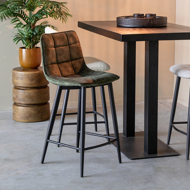 LABEL51 Barkruk Jelt - Hunter - Velours - Zithoogte 65 van LABEL51 – Luxe comfort op maat van PureWonen. Vraag naar de beste prijs.