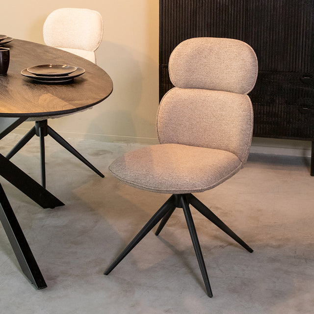 LABEL51 Eetkamerstoel Finn - Truffel grijs - Boucle van LABEL51 – Luxe comfort op maat van PureWonen. Vraag naar de beste prijs.