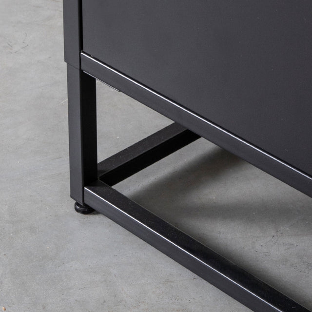 LABEL51 Bergkast Luff - Zwart - Metaal - Hoge Kast van LABEL51 – Luxe comfort op maat van PureWonen. Vraag naar de beste prijs.