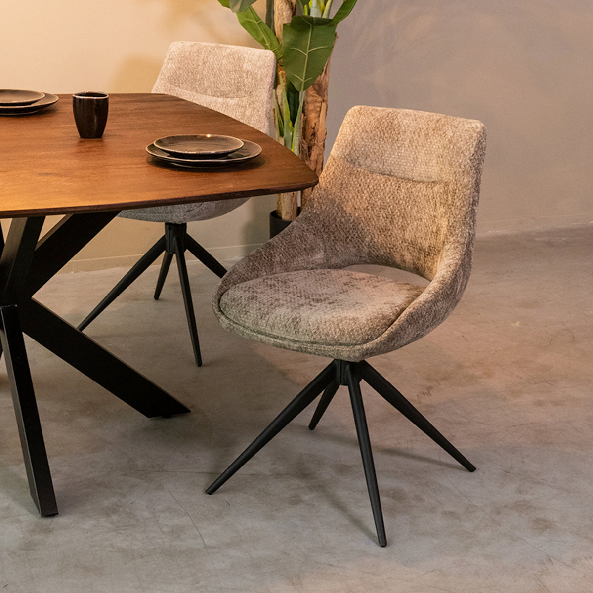 LABEL51 Eetkamerstoel Marlow - Hunter - Elite van LABEL51 – Luxe comfort op maat van PureWonen. Vraag naar de beste prijs.