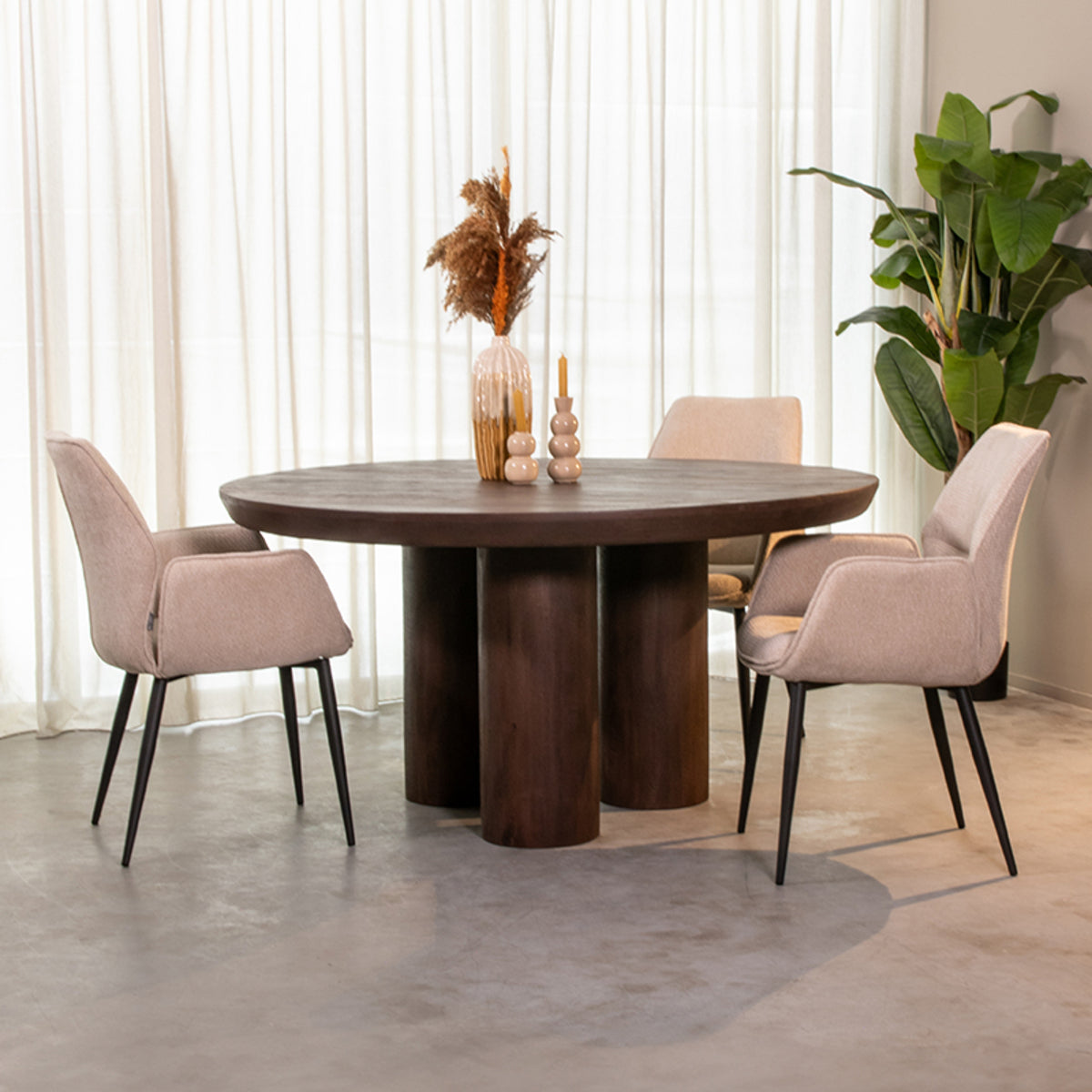 LABEL51 Eetkamertafel Olly - Espresso - Mangohout - 150x150 cm van LABEL51 – Luxe comfort op maat van PureWonen. Vraag naar de beste prijs.