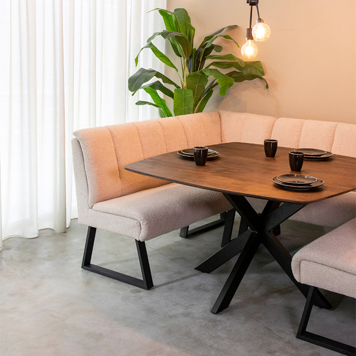 LABEL51 Eetkamertafel Blake - Espresso - Mangohout - 130x130 cm van LABEL51 – Luxe comfort op maat van PureWonen. Vraag naar de beste prijs.