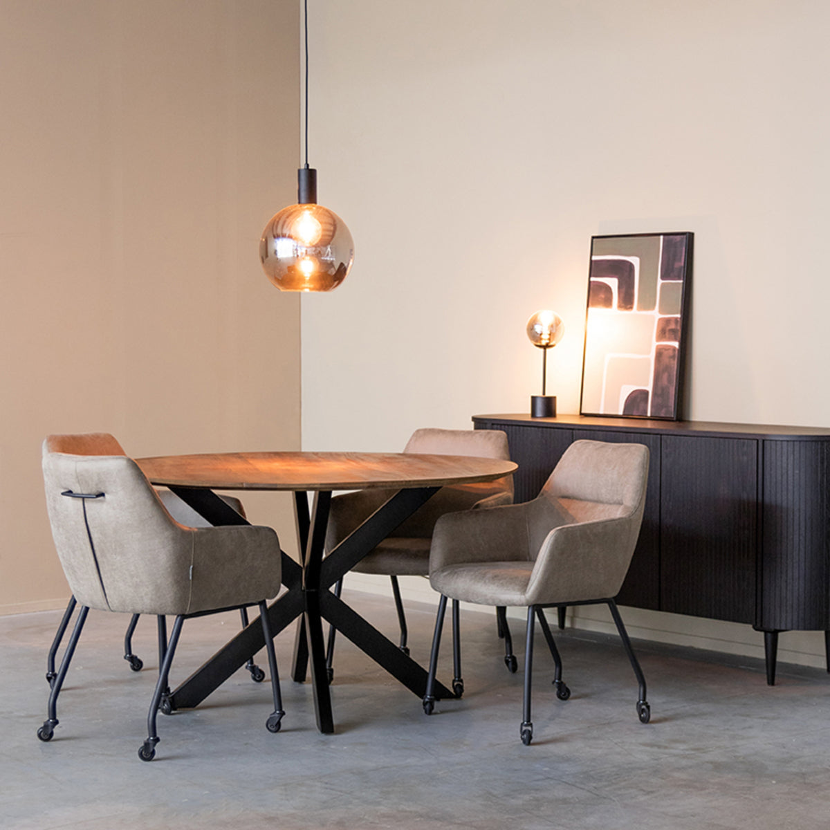 LABEL51 Eetkamertafel Otis - Espresso - Mangohout - 130 cm - Rond van LABEL51 – Luxe comfort op maat van PureWonen. Vraag naar de beste prijs.