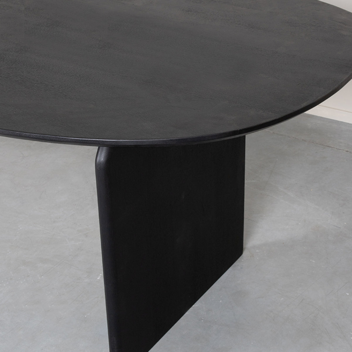 LABEL51 Eetkamertafel Cooper - Zwart - Mangohout - 250x110 cm van LABEL51 – Luxe comfort op maat van PureWonen. Vraag naar de beste prijs.