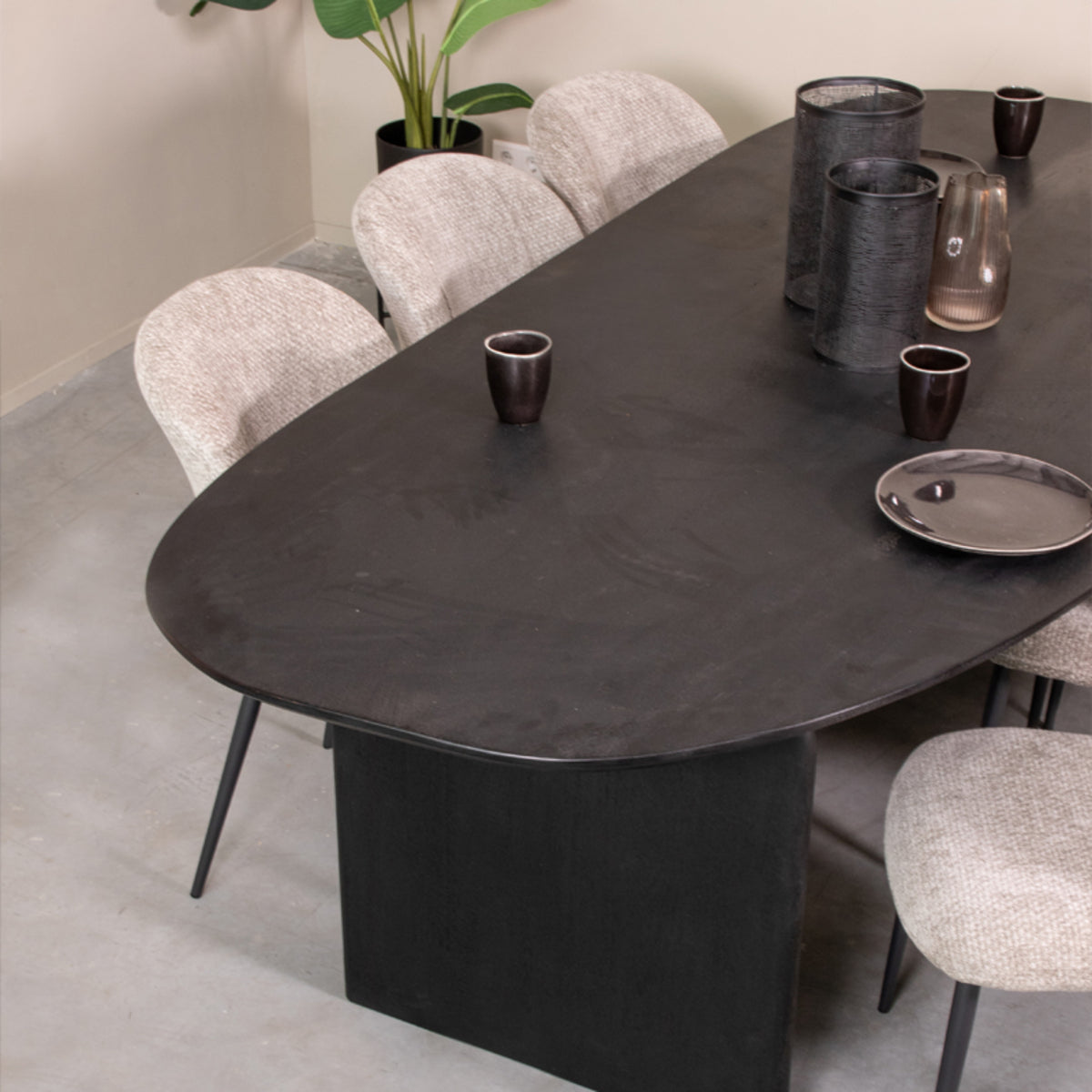 LABEL51 Eetkamertafel Cooper - Zwart - Mangohout - 250x110 cm van LABEL51 – Luxe comfort op maat van PureWonen. Vraag naar de beste prijs.
