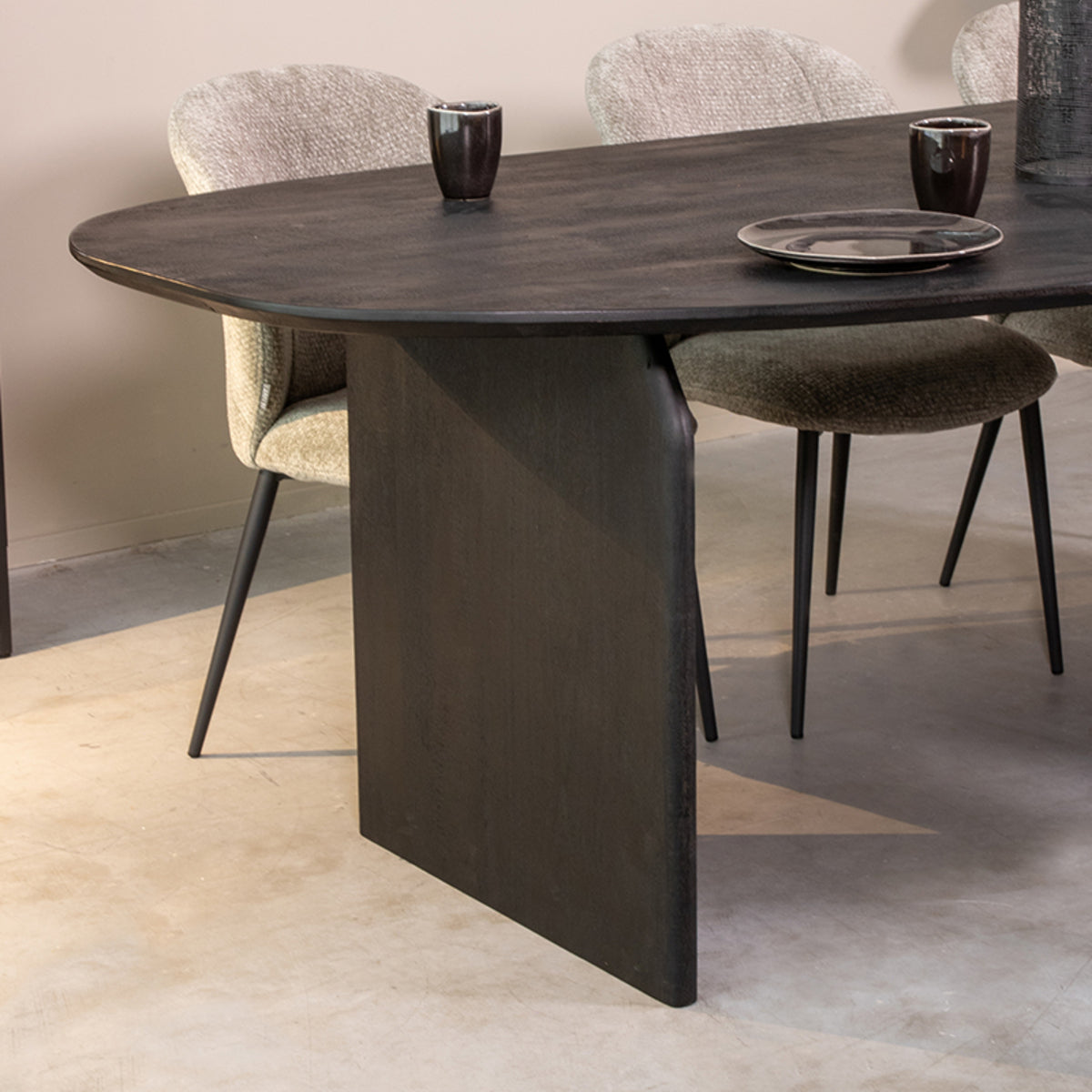 LABEL51 Eetkamertafel Cooper - Zwart - Mangohout - 250x110 cm van LABEL51 – Luxe comfort op maat van PureWonen. Vraag naar de beste prijs.