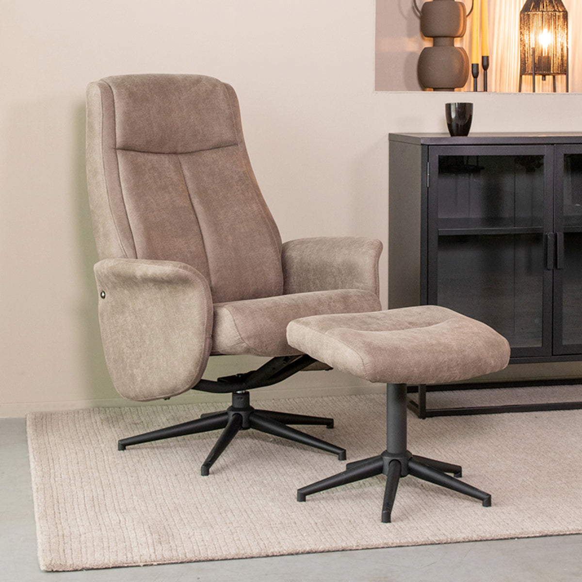 LABEL51 Fauteuil Bergen - Taupe - Micro Suede - Incl. Hocker van LABEL51 – Luxe comfort op maat van PureWonen. Vraag naar de beste prijs.