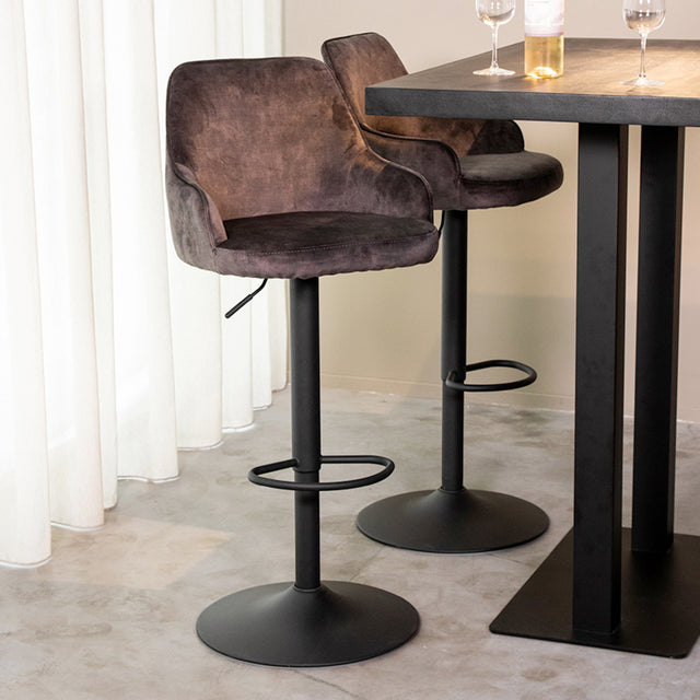 LABEL51 Barkruk Fender - Antraciet - Velours - Gaslift van LABEL51 – Luxe comfort op maat van PureWonen. Vraag naar de beste prijs.