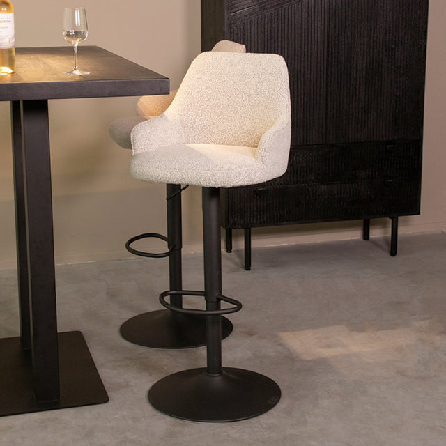 LABEL51 Barkruk Fender - Wit - Boucle - Gaslift van LABEL51 – Luxe comfort op maat van PureWonen. Vraag naar de beste prijs.