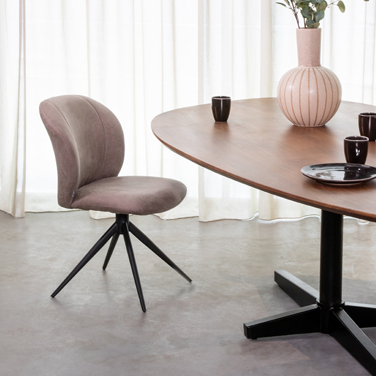 LABEL51 Eetkamerstoel Kimo - Naturel - Boucle - Zwart Onderstel van LABEL51 – Luxe comfort op maat van PureWonen. Vraag naar de beste prijs.