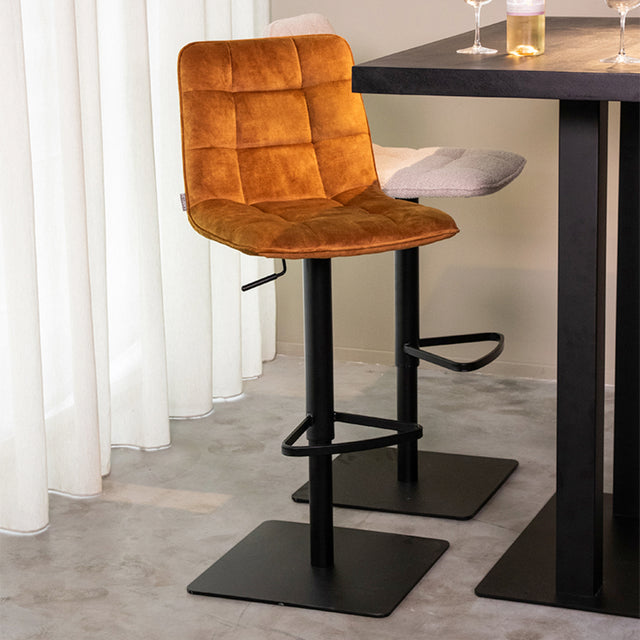 LABEL51 Barkruk Juul - Oker - Velours - Gaslift van LABEL51 – Luxe comfort op maat van PureWonen. Vraag naar de beste prijs.