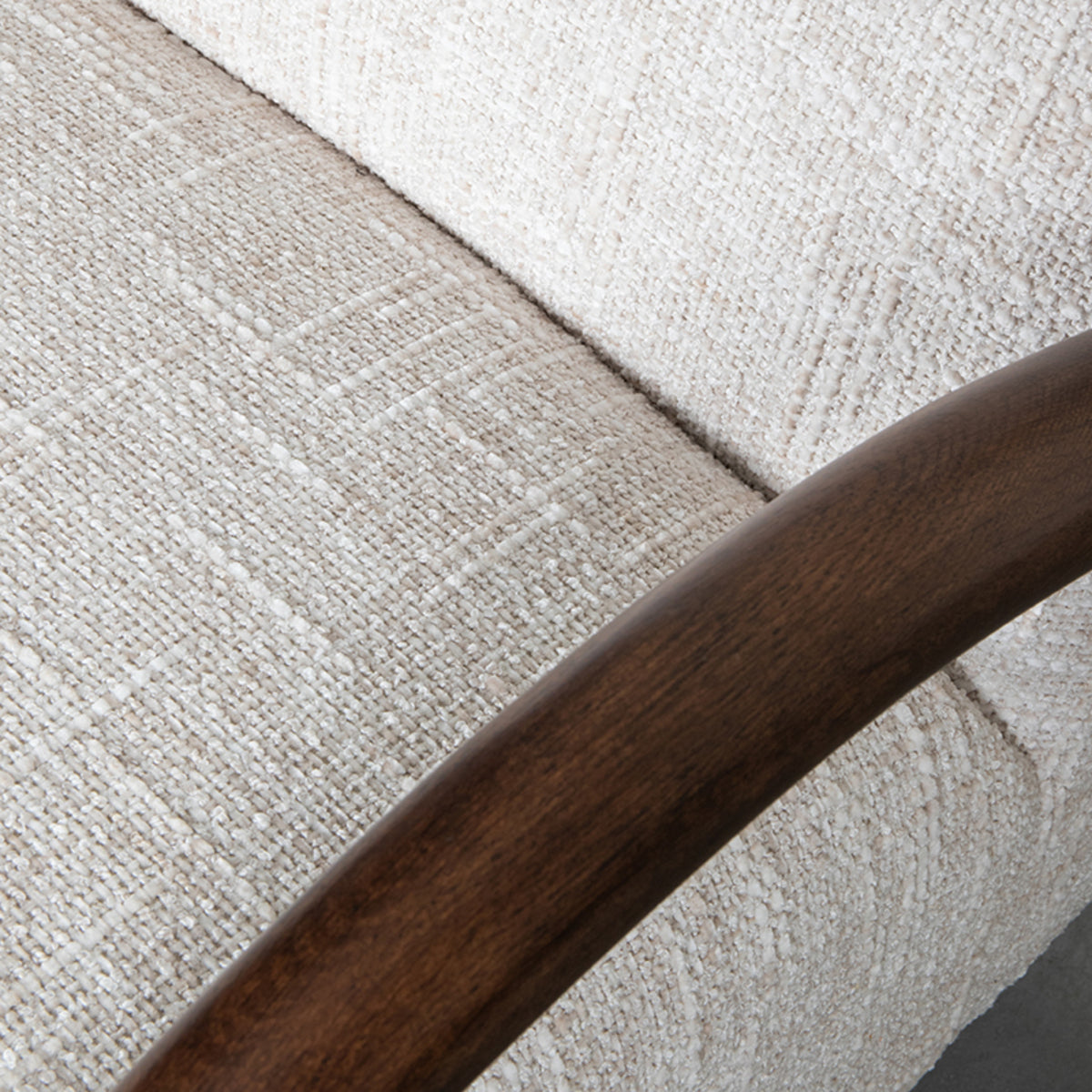 LABEL51 Fauteuil Viggo - Naturel - Boucle - Walnoot onderstel van LABEL51 – Luxe comfort op maat van PureWonen. Vraag naar de beste prijs.