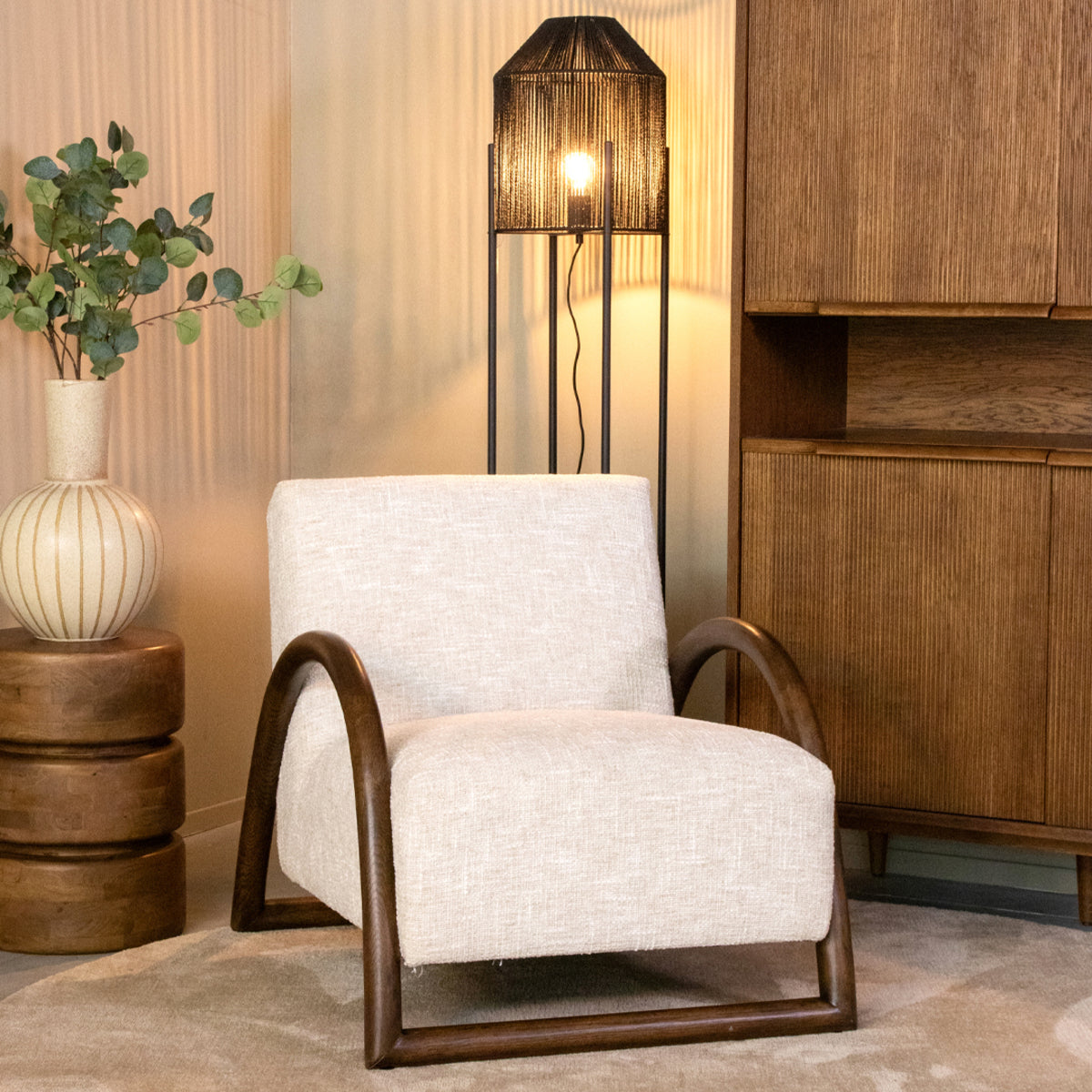 LABEL51 Fauteuil Viggo - Naturel - Boucle - Walnoot onderstel van LABEL51 – Luxe comfort op maat van PureWonen. Vraag naar de beste prijs.