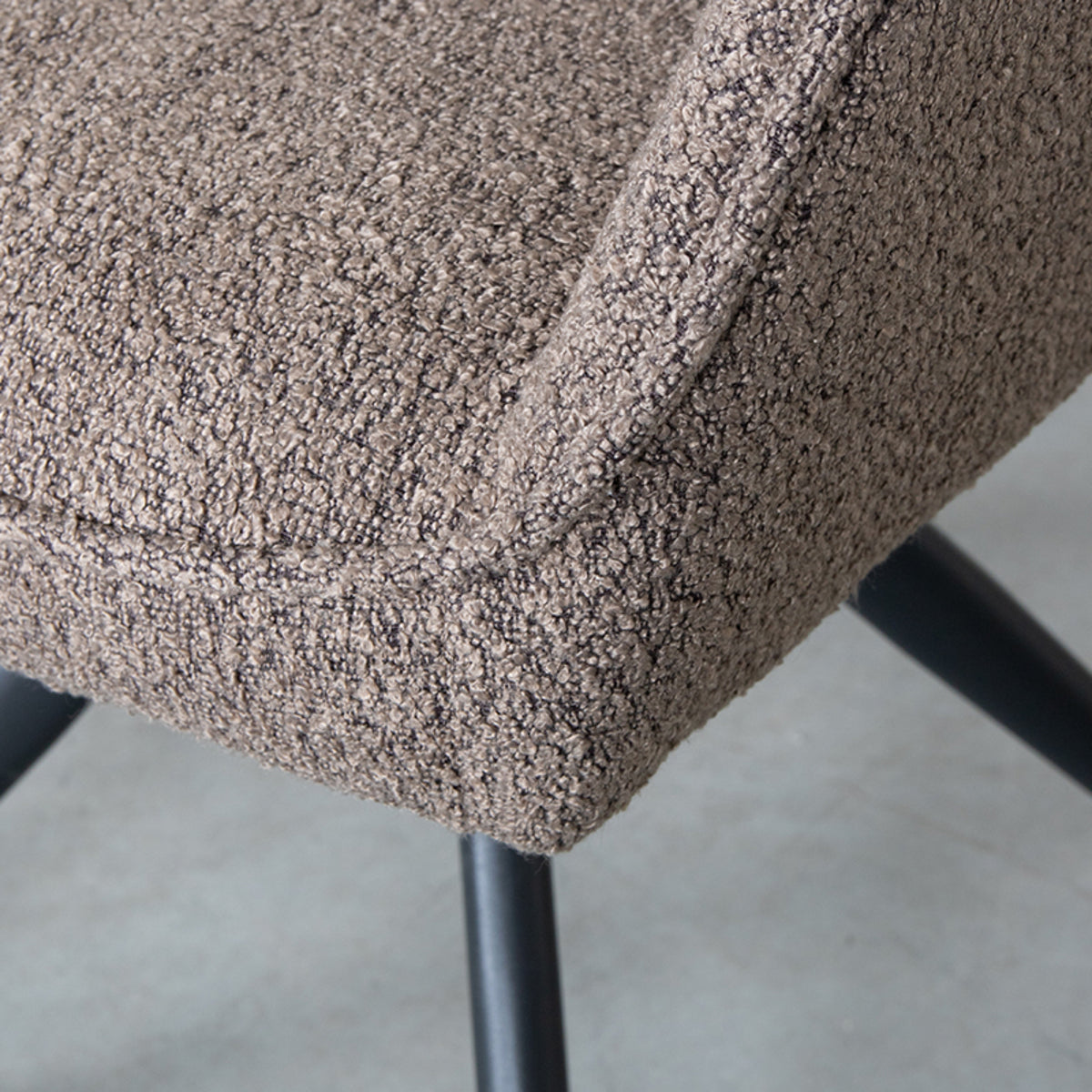 LABEL51 Eetkamerstoel Finley - Bruin - Boucle van LABEL51 – Luxe comfort op maat van PureWonen. Vraag naar de beste prijs.