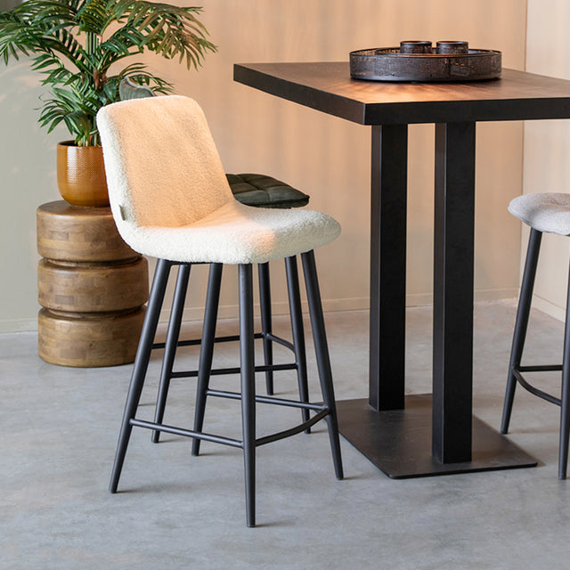 LABEL51 Barkruk Jep - Ivory - Teddy - Zithoogte 65 van LABEL51 – Luxe comfort op maat van PureWonen. Vraag naar de beste prijs.