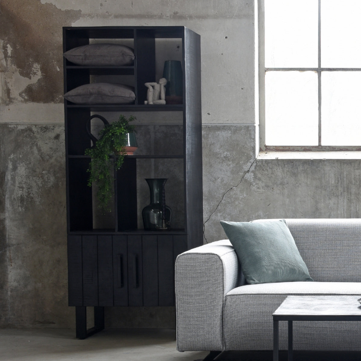 LABEL51 Boekkast Santos - Zwart - Mangohout - Boekkast van LABEL51 – Luxe comfort op maat van PureWonen. Vraag naar de beste prijs.