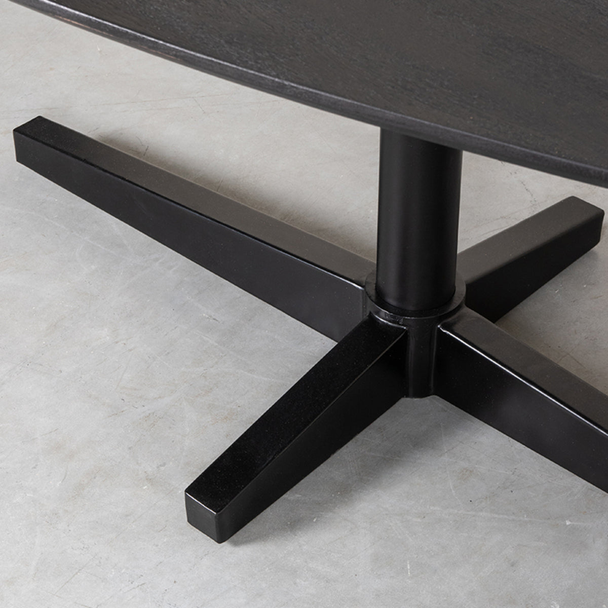 LABEL51 Eetkamertafel Rosie - Zwart - Mangohout - 220x100 cm van LABEL51 – Luxe comfort op maat van PureWonen. Vraag naar de beste prijs.