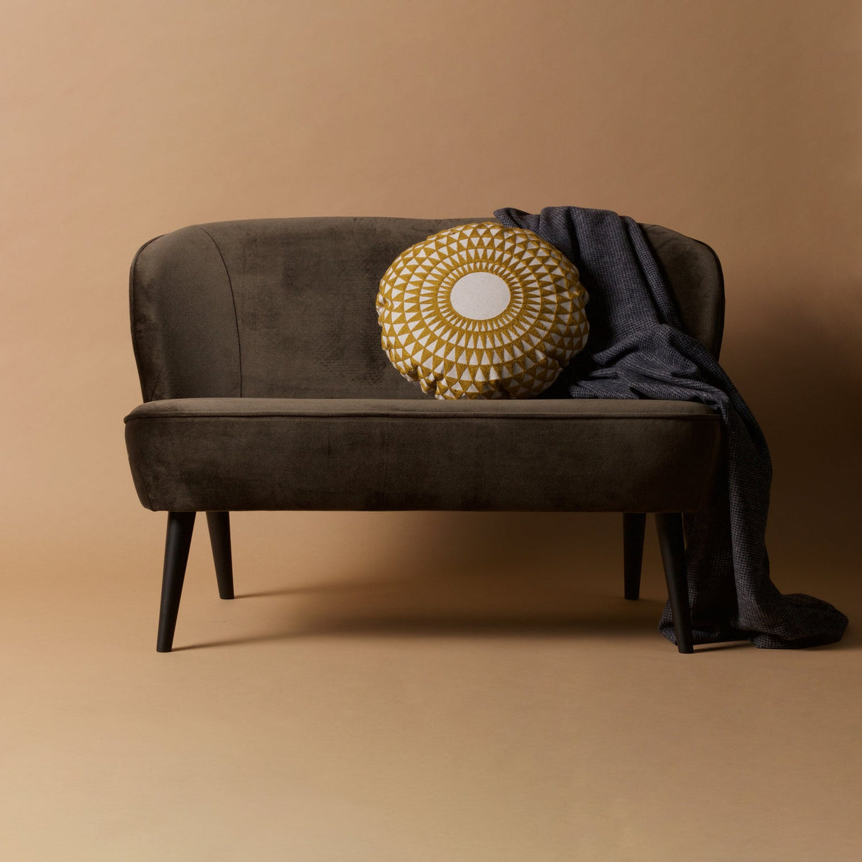 Sara Bankje Fluweel Warm Groen van WOOOD – Luxe comfort op maat van PureWonen. Vraag naar de beste prijs.