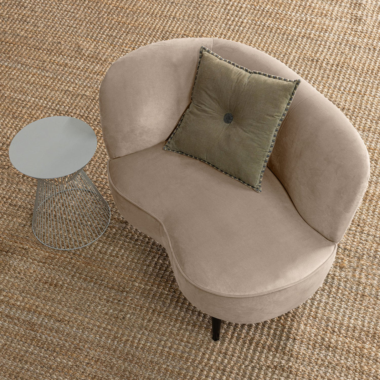 Sara Lounge Fauteuil Links Fluweel Khaki van WOOOD – Luxe comfort op maat van PureWonen. Vraag naar de beste prijs.