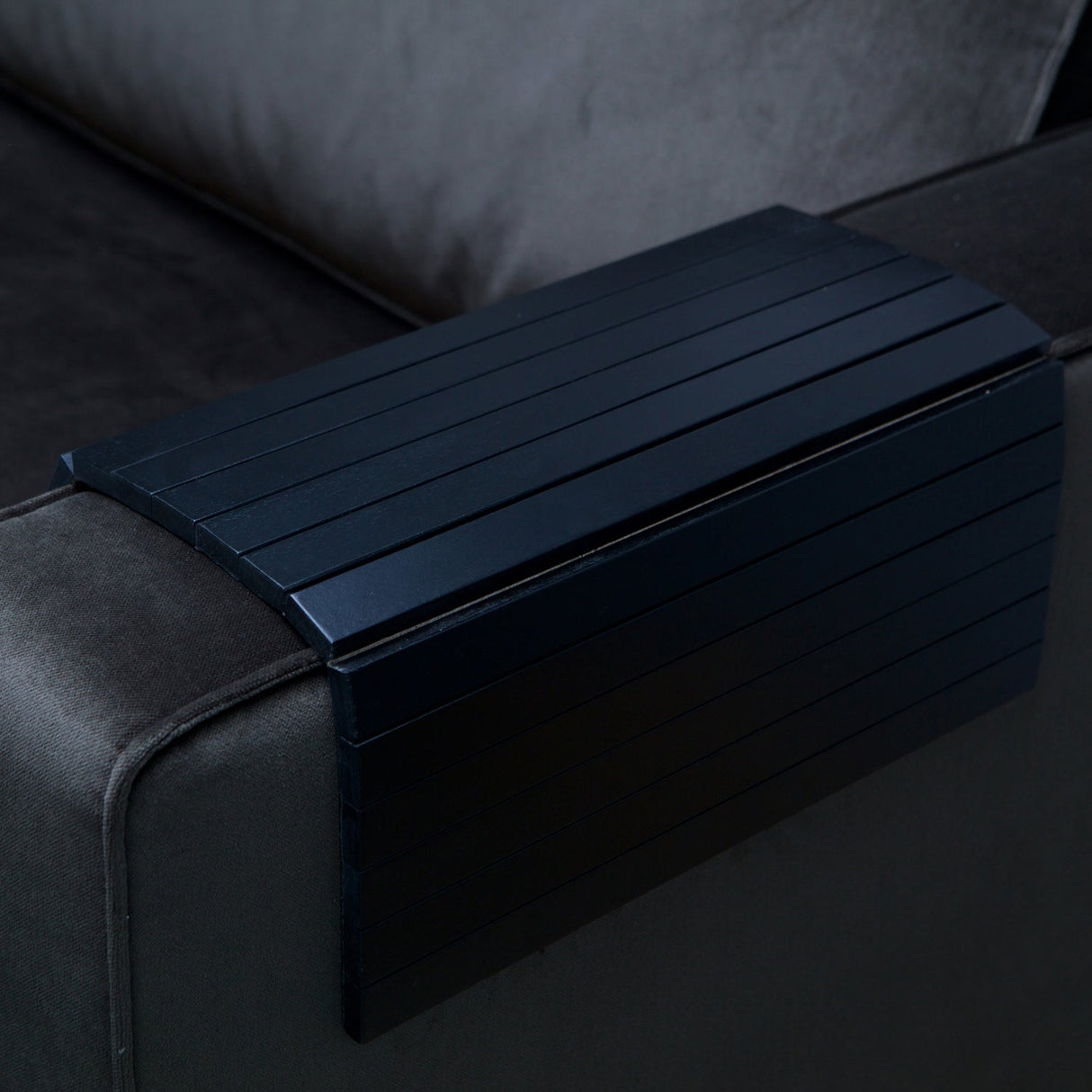 Armleuning Xl Flexibel Dienblad Zwart Xl van WOOOD – Luxe comfort op maat van PureWonen. Vraag naar de beste prijs.