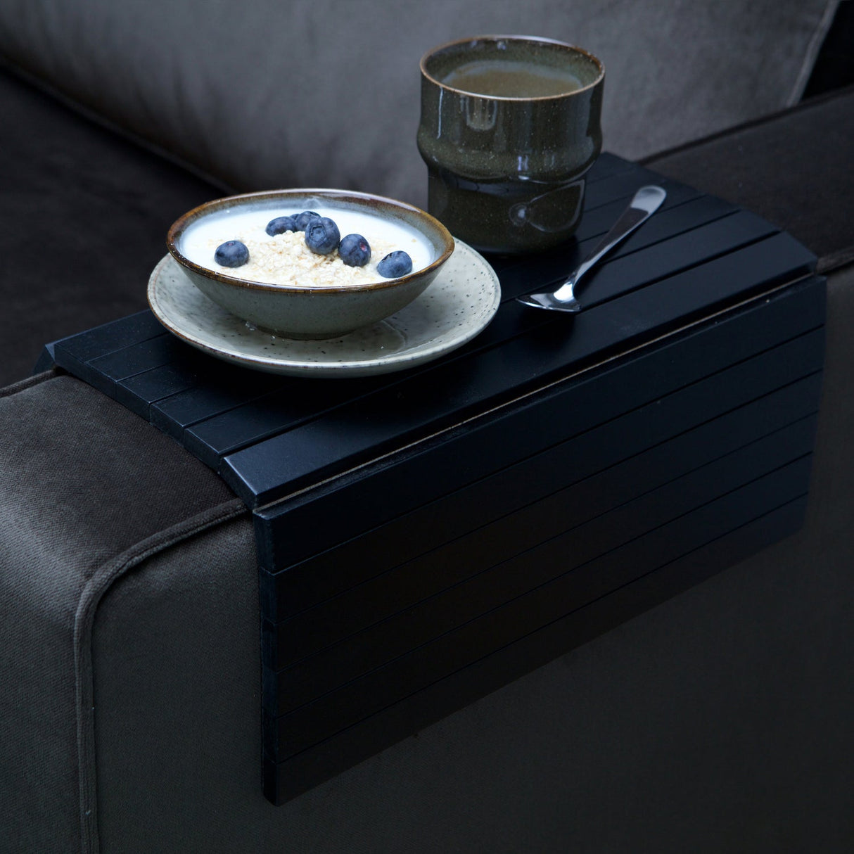 Armleuning Xl Flexibel Dienblad Zwart Xl van WOOOD – Luxe comfort op maat van PureWonen. Vraag naar de beste prijs.