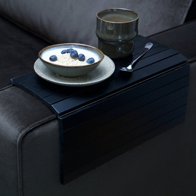 Armleuning Xl Flexibel Dienblad Zwart Xl van WOOOD – Luxe comfort op maat van PureWonen. Vraag naar de beste prijs.