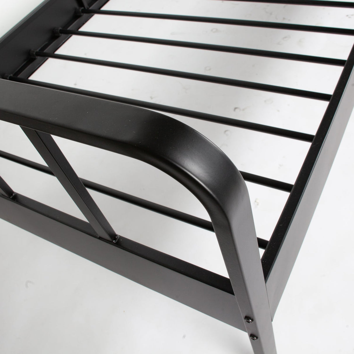 Mees Bed Metaal Zwart 90x200 Cm van WOOOD – Luxe comfort op maat van PureWonen. Vraag naar de beste prijs.
