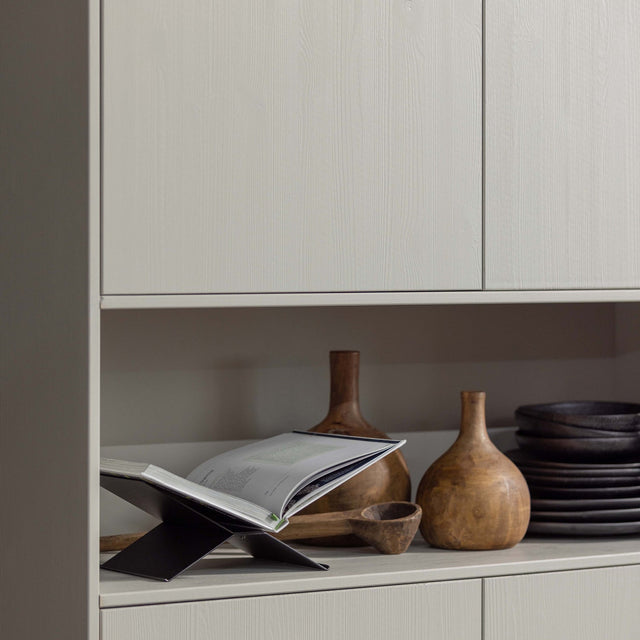 Brook Boekenstandaard Liggend Metaal Zwart van WOOOD – Luxe comfort op maat van PureWonen. Vraag naar de beste prijs.