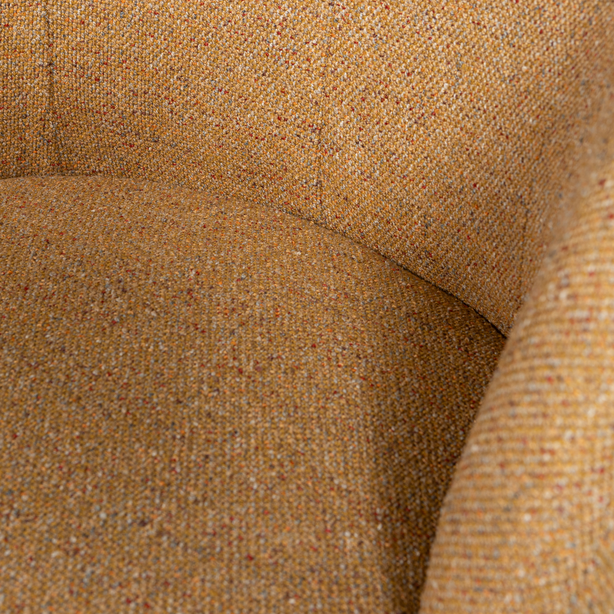 Serra Draaifauteuil Geweven Stof Curry Melange van WOOOD – Luxe comfort op maat van PureWonen. Vraag naar de beste prijs.