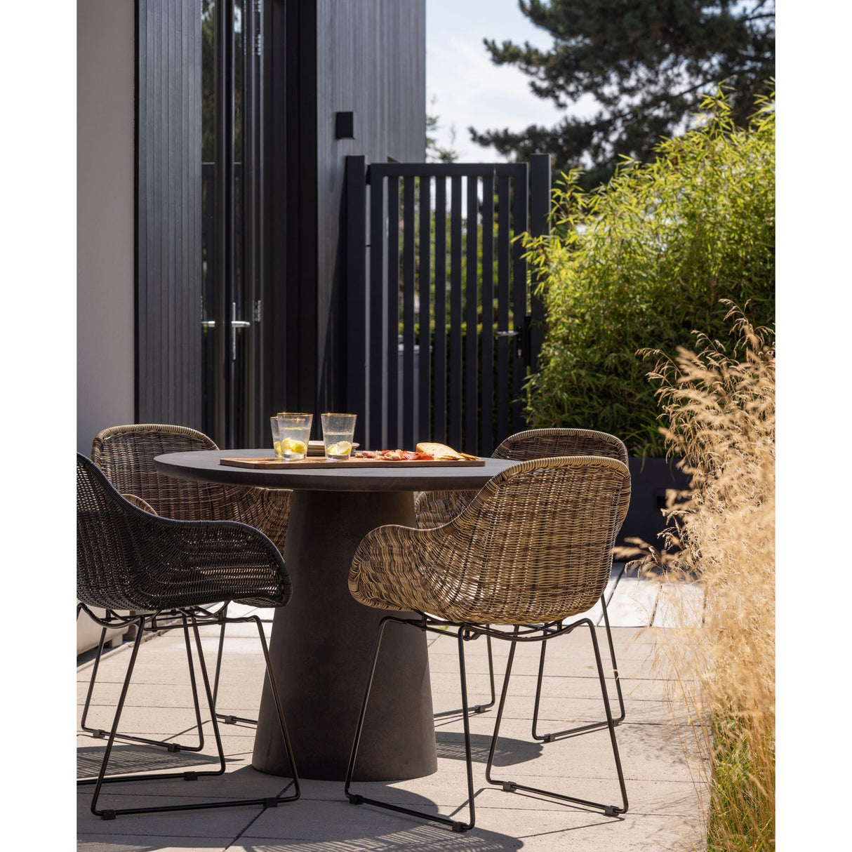 Willow Tuinstoel Naturel van WOOOD – Luxe comfort op maat van PureWonen. Vraag naar de beste prijs.