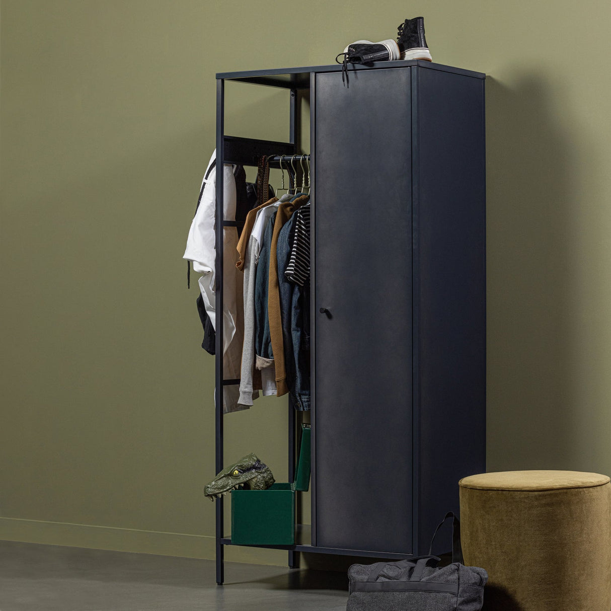 Sara Poef Hoog Army 46x O46 van WOOOD – Luxe comfort op maat van PureWonen. Vraag naar de beste prijs.