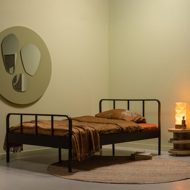Mees Bed Twijfelaar Metaal Zwart 120x200 Cm van WOOOD – Luxe comfort op maat van PureWonen. Vraag naar de beste prijs.