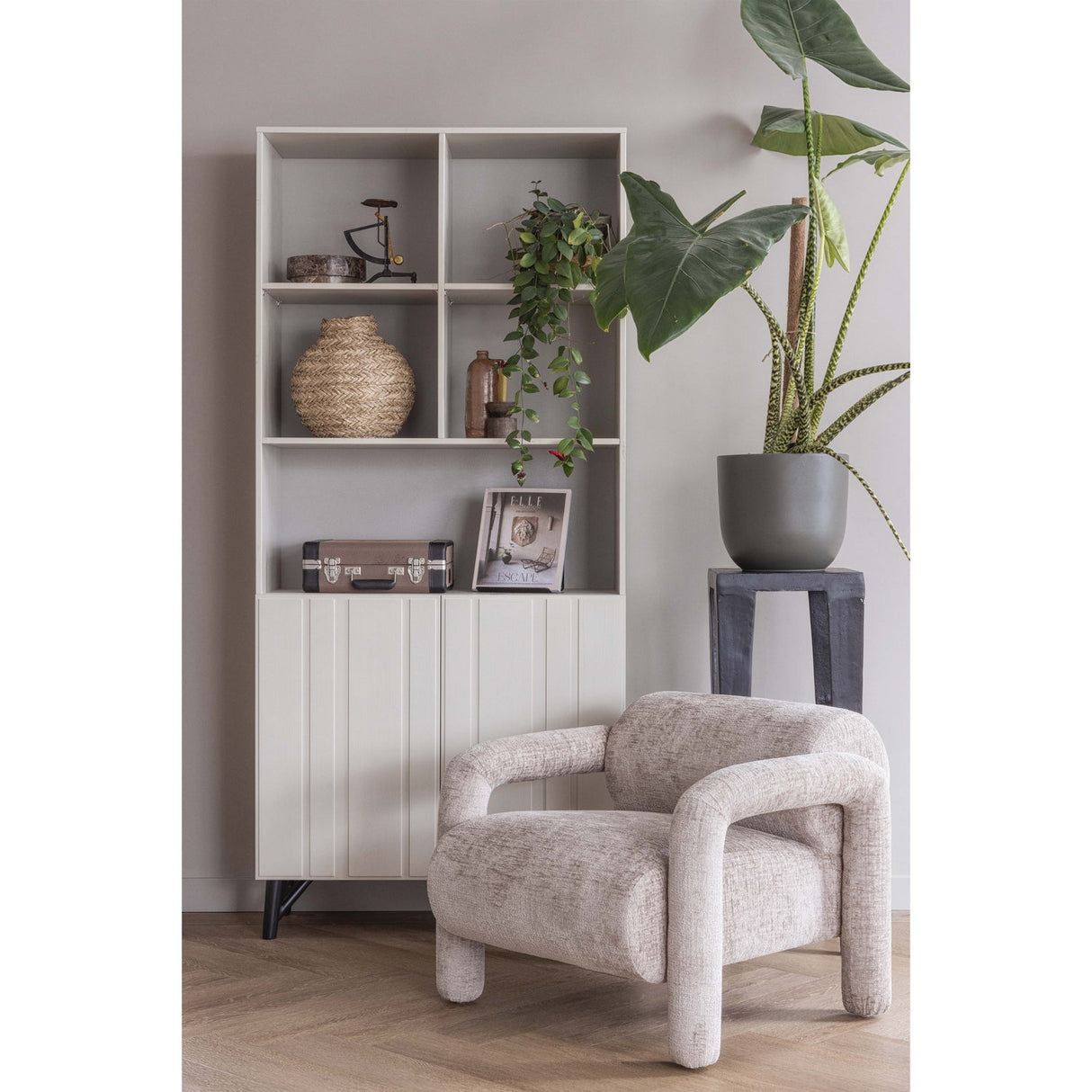 Lenny Fauteuil In Grove Textuur Zand van WOOOD – Luxe comfort op maat van PureWonen. Vraag naar de beste prijs.