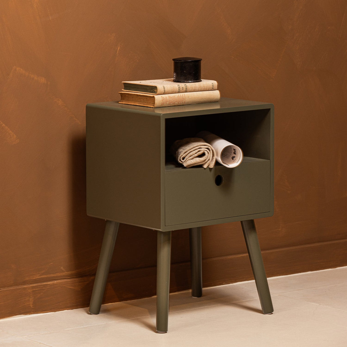 Ozzy Nachtkastje Hout Warm Groen van WOOOD – Luxe comfort op maat van PureWonen. Vraag naar de beste prijs.