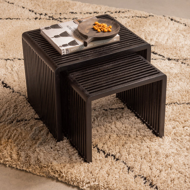 Set V 2 Willa Bijzettafels Recycled Teak Zwart van WOOOD – Luxe comfort op maat van PureWonen. Vraag naar de beste prijs.