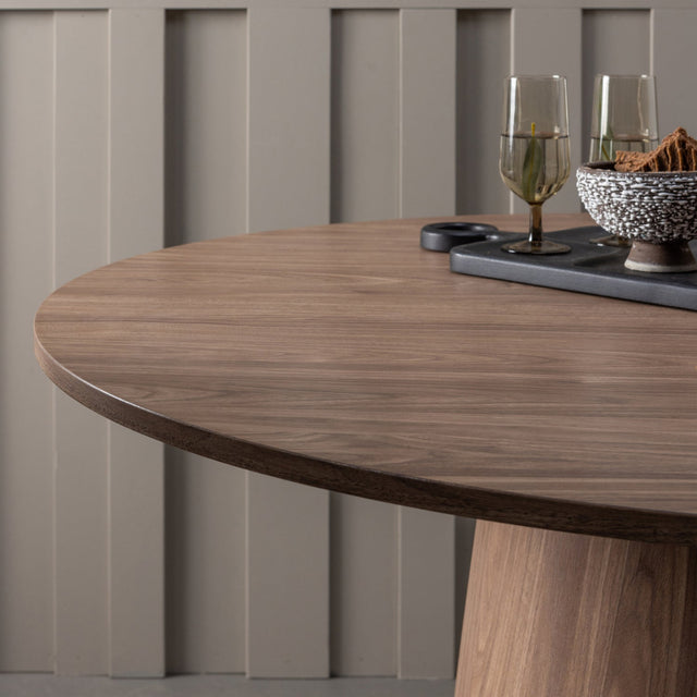 Maan Eettafel Rond Mdf Walnoot O120 Cm van WOOOD – Luxe comfort op maat van PureWonen. Vraag naar de beste prijs.