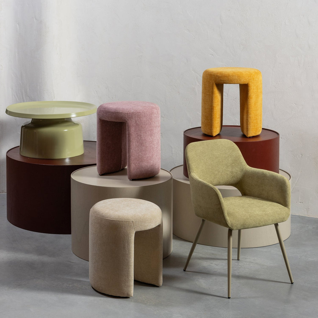 Charlie Gestoffeerde Kruk Blush van WOOOD – Luxe comfort op maat van PureWonen. Vraag naar de beste prijs.