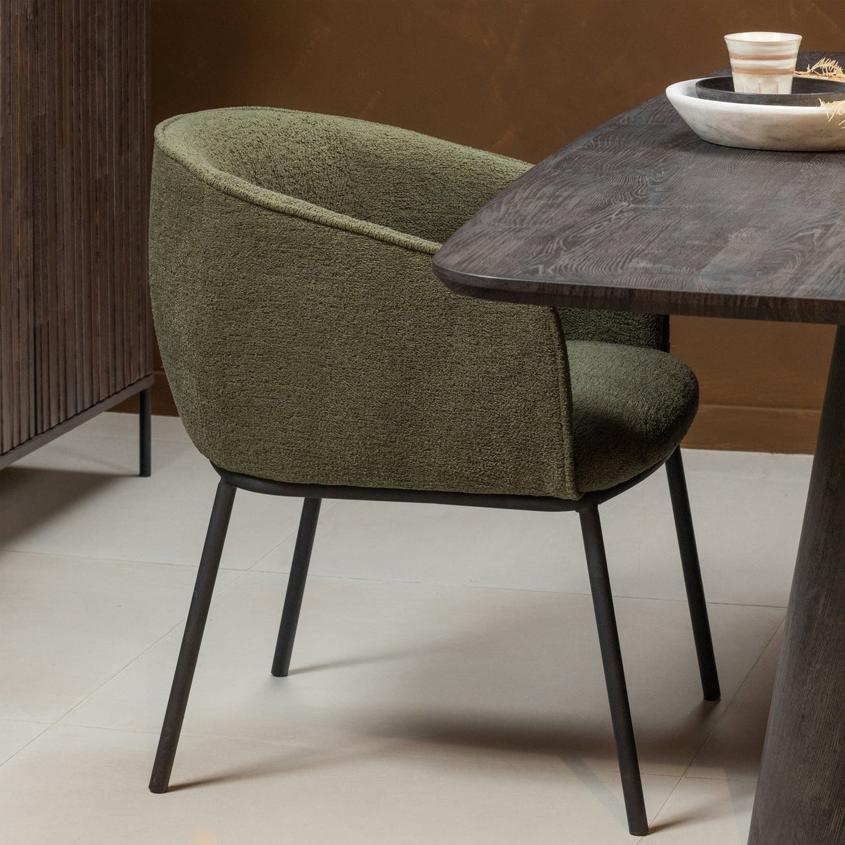 Leon Eetkamerstoel Forest Green van WOOOD – Luxe comfort op maat van PureWonen. Vraag naar de beste prijs.