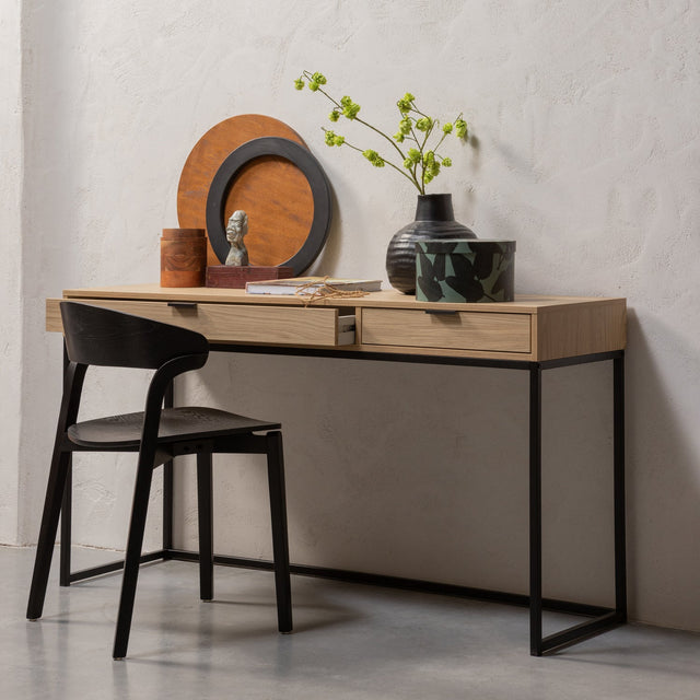 Cras Houten Eetkamerstoel Zwart van WOOOD – Luxe comfort op maat van PureWonen. Vraag naar de beste prijs.