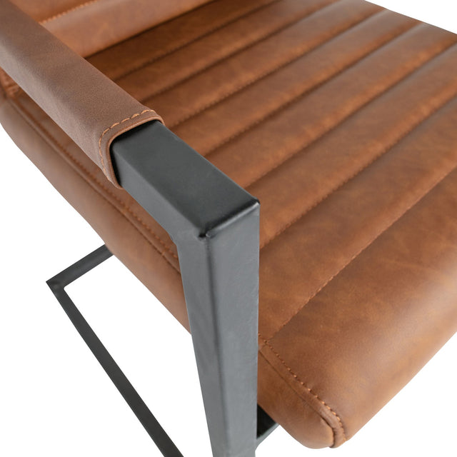 Bas Eetkamerstoel Pu Cognac van WOOOD – Luxe comfort op maat van PureWonen. Vraag naar de beste prijs.