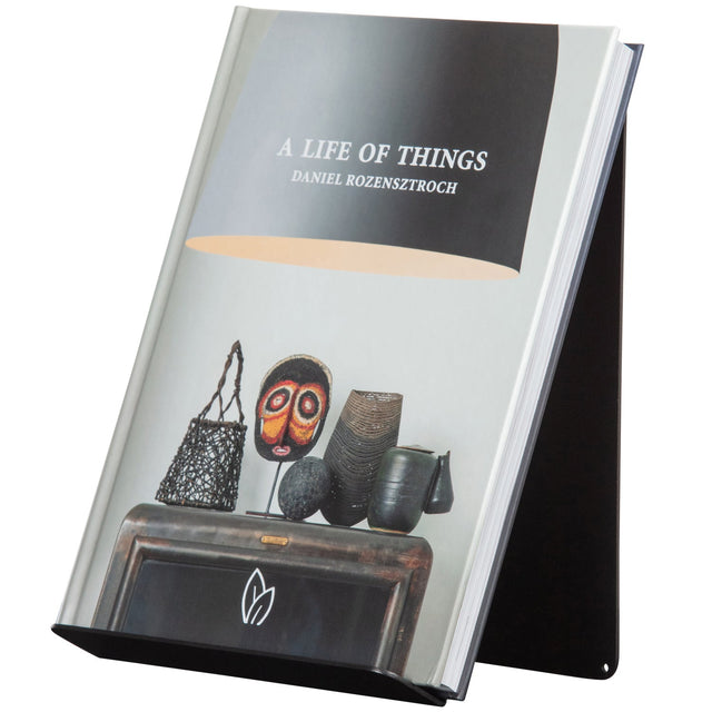 Brook Boekenstandaard Staand Metaal Zwart van WOOOD – Luxe comfort op maat van PureWonen. Vraag naar de beste prijs.