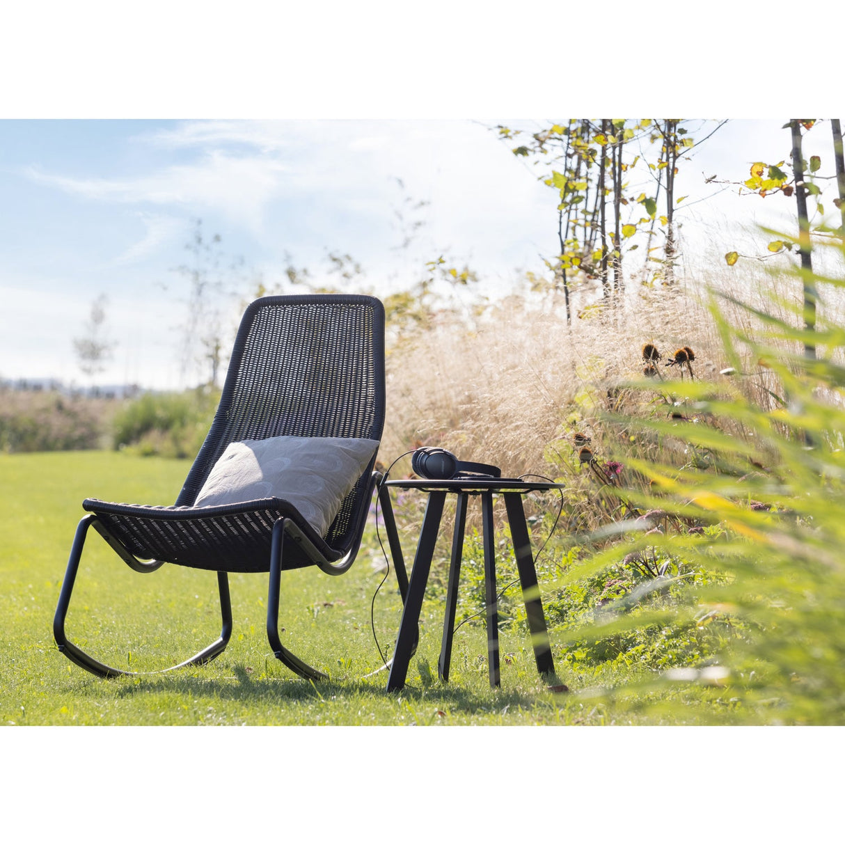 Tom Tuin Schommelstoel Zwart van WOOOD – Luxe comfort op maat van PureWonen. Vraag naar de beste prijs.
