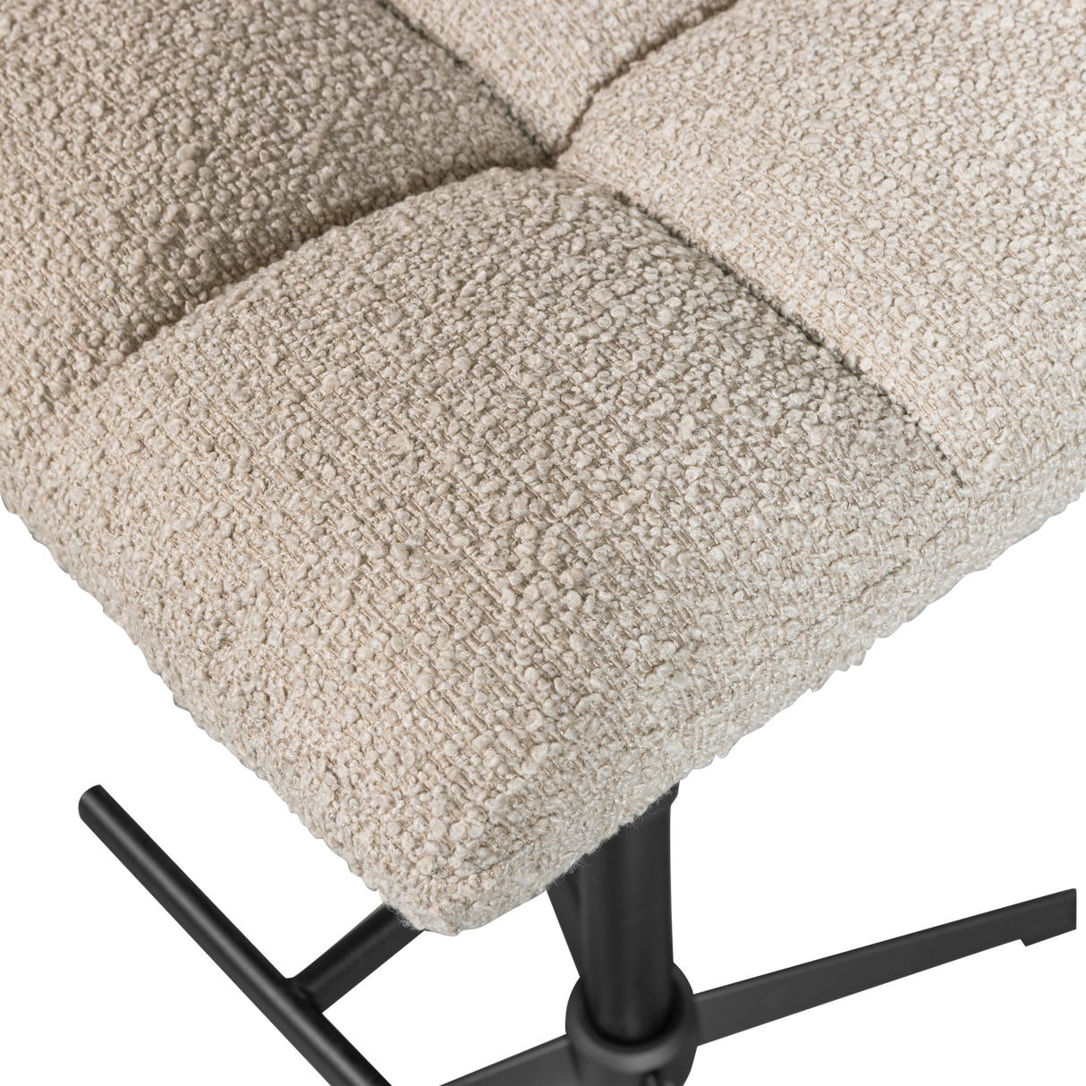 Vinny Draaibare Barstoel Boucle Zand van WOOOD – Luxe comfort op maat van PureWonen. Vraag naar de beste prijs.