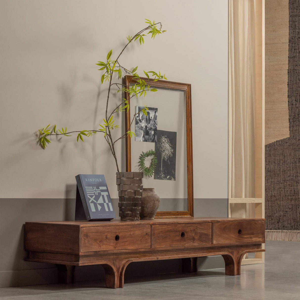 Staes Tv Meubel 3 Lades Mango Hout Walnoot van WOOOD – Luxe comfort op maat van PureWonen. Vraag naar de beste prijs.