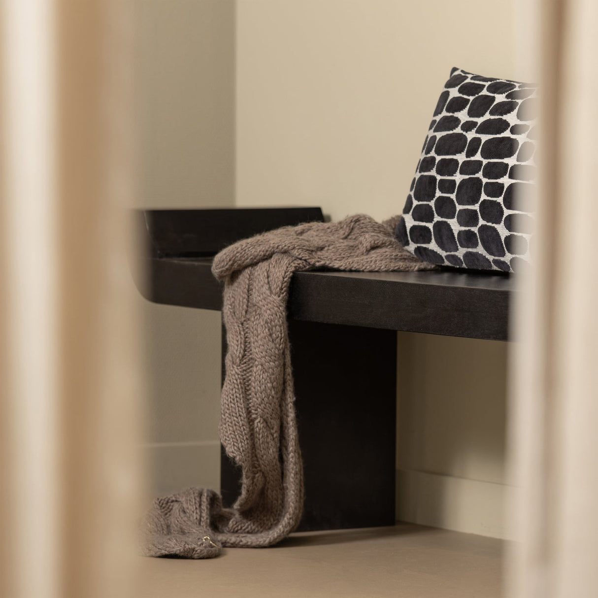 Lox Bankje Met Opstaande Randen Hout Zwart van WOOOD – Luxe comfort op maat van PureWonen. Vraag naar de beste prijs.