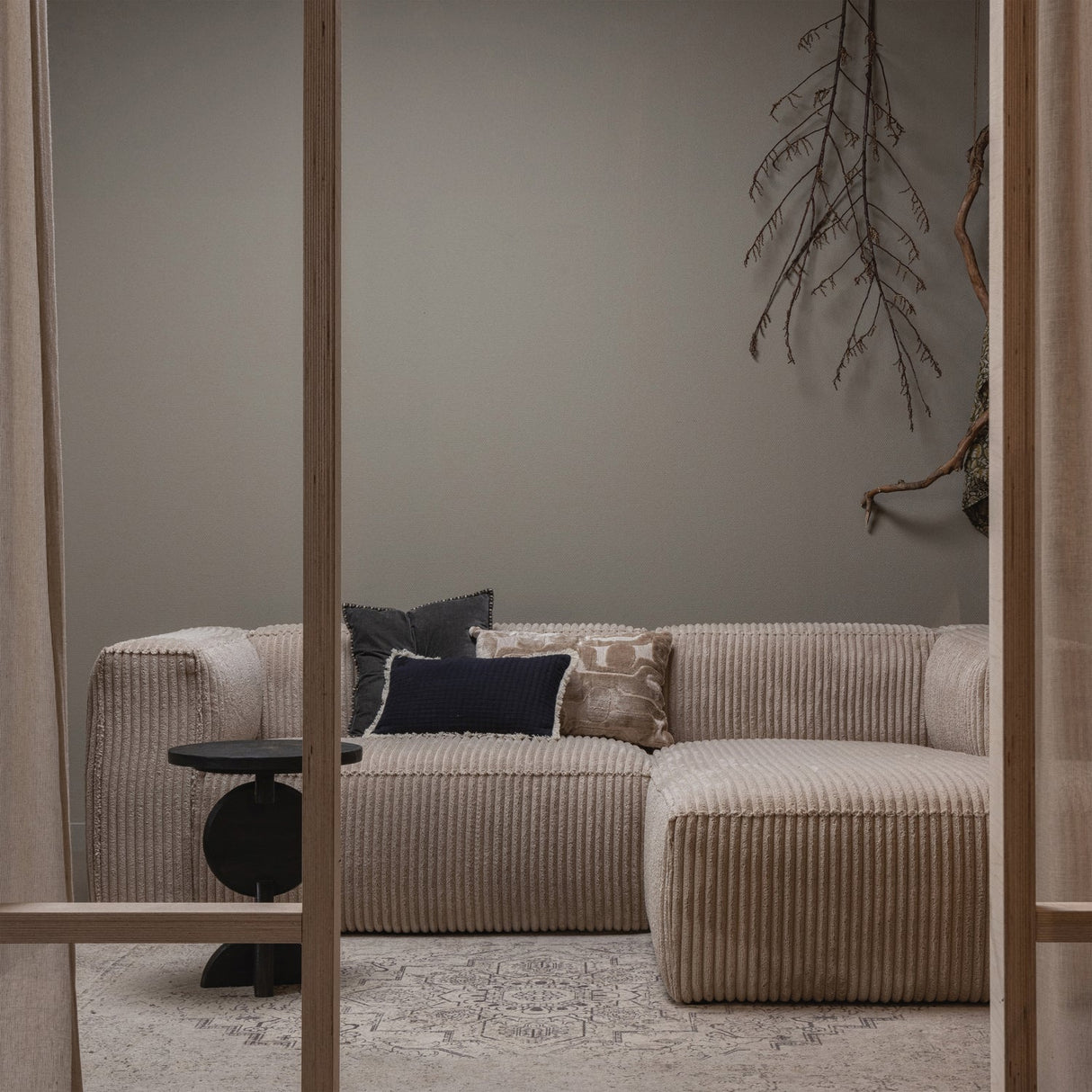 Bean Chaise Longue Rechts Grove Ribstof Travertin van WOOOD – Luxe comfort op maat van PureWonen. Vraag naar de beste prijs.