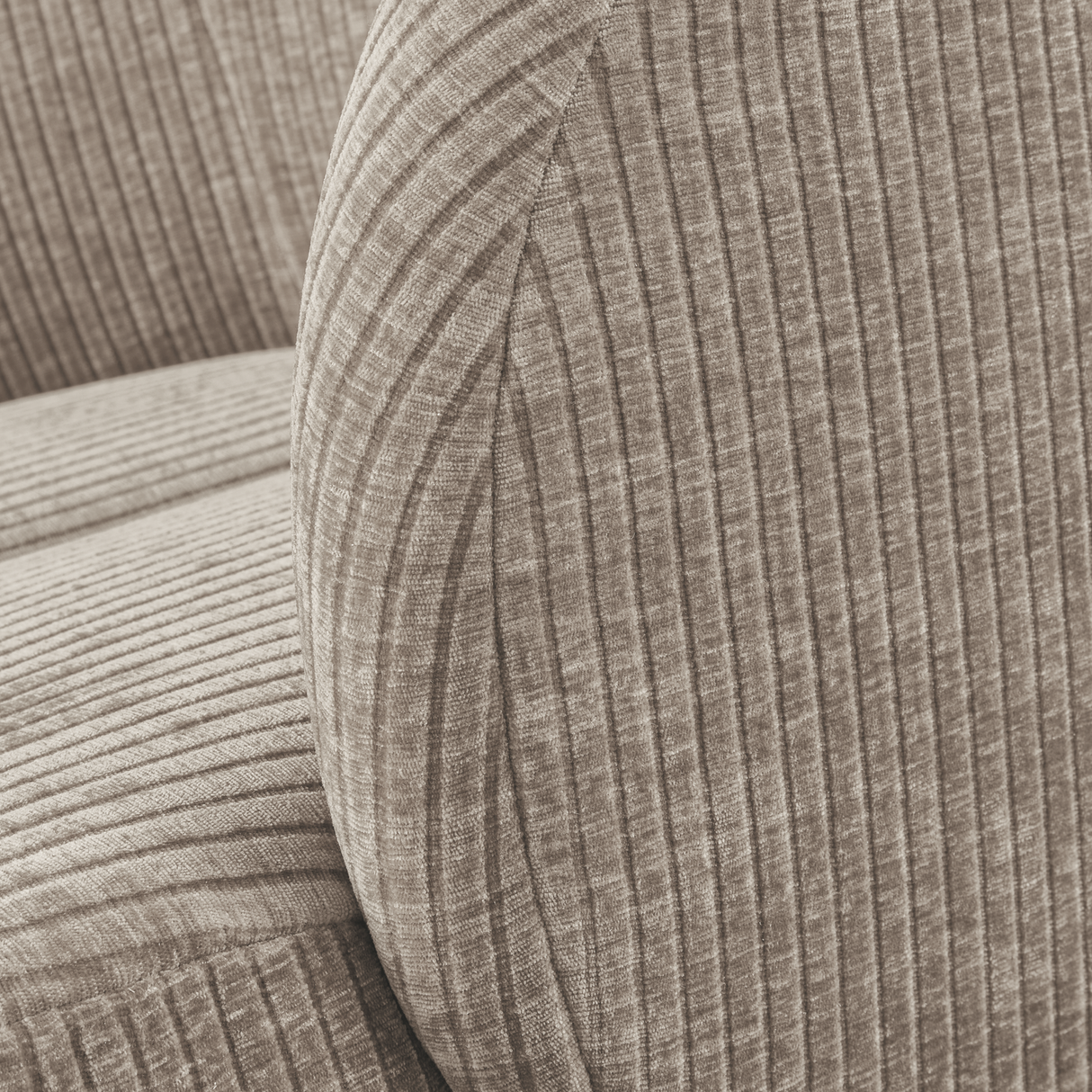 Mojo Draaifauteuil Ribstof Donkerzand van WOOOD – Luxe comfort op maat van PureWonen. Vraag naar de beste prijs.
