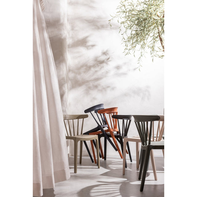 Bliss Tuinstoel Met Spijlen Kunststof Zwart van WOOOD – Luxe comfort op maat van PureWonen. Vraag naar de beste prijs.