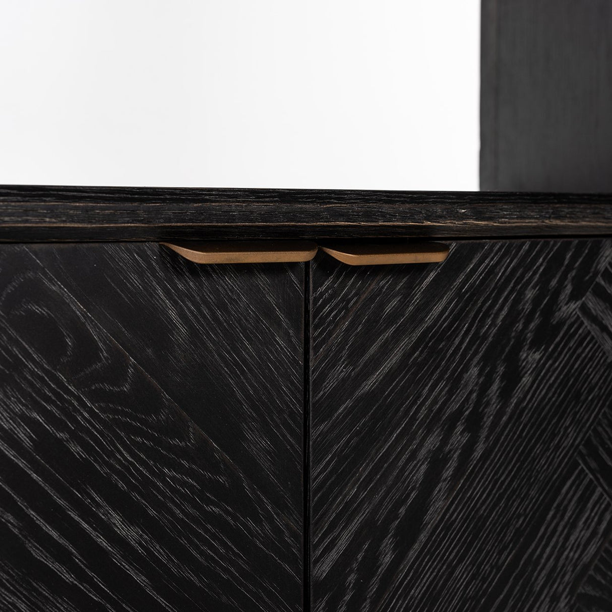 Boekenkast Blackbone brass 2-deuren (Black rustic) van Richmond Interiors – Luxe comfort op maat van PureWonen. Vraag naar de beste prijs.