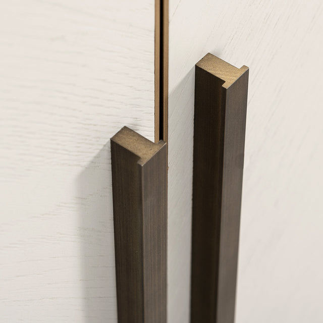 Dressoir Whitebone brass 4-deuren (Verona Grey) van Richmond Interiors – Luxe comfort op maat van PureWonen. Vraag naar de beste prijs.